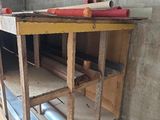 une image d'un établi dans un garage avec des outils dessus