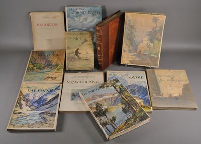 plusieurs livres sont empilés sur une table