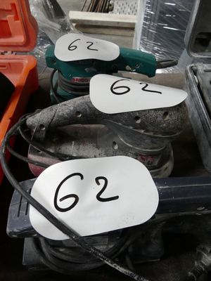un grand nombre d'outils posés sur une table