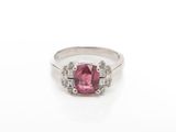 une bague en tourmaline rose et diamant