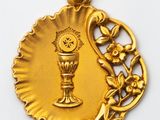 gros plan d'une médaille d'or sur une surface blanche