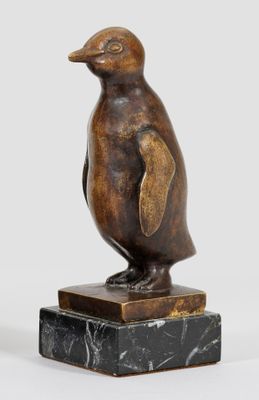 sculpture représentant un manchot sur un socle en marbre, sur fond blanc