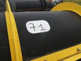 un tuyau noir et jaune sur lequel figure un chiffre blanc