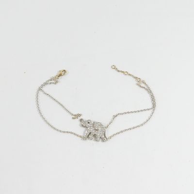 un bracelet en chaîne d'argent orné d'un petit éléphant