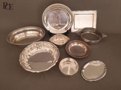 de nombreuses assiettes et casseroles en argent posées sur une table