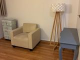 une chaise et une table dans une petite pièce