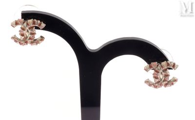 une paire de boucles d'oreilles posée sur un présentoir noir