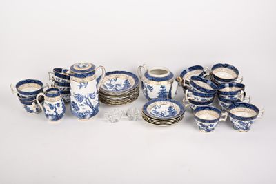 beaucoup de vaisselle et de tasses bleues et blanches sur la table
