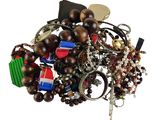 une pile de bijoux assortis sur une surface blanche