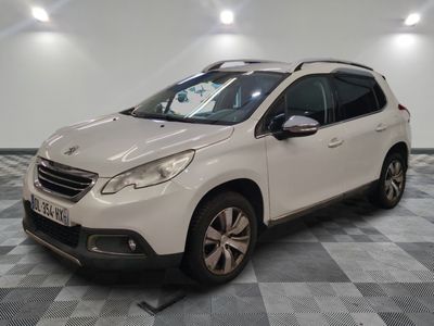 la voiture blanche est garée sur un sol en damier dans le garage