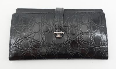 portefeuille en cuir d'alligator noir orné d'un « T » argenté sur le devant