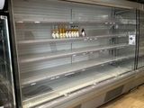 une vitrine vide dans un magasin, avec une roue accrochée au mur