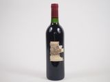 une bouteille de vin posée sur une table