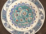 une assiette bleue et blanche ornée d'un motif floral