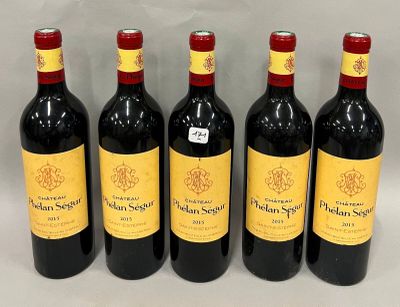 quatre bouteilles de vin sont alignées sur une surface blanche