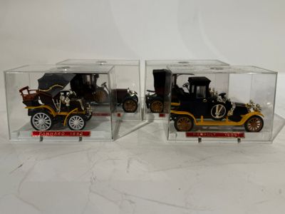 deux modèles réduits de voitures anciens dans une vitrine transparente