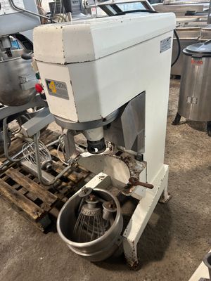 une machine posée sur une palette dans un entrepôt