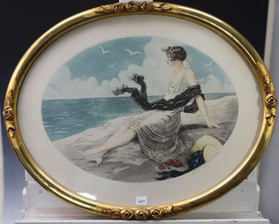 tableau représentant une femme assise sur une plage, tenant une mouette dans la main