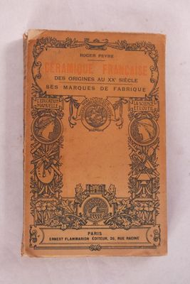 un vieux livre posé sur une table recouverte de papier