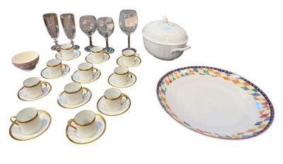 beaucoup d'assiettes, de tasses et de soucoupes sur la table