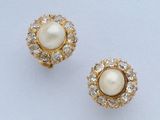 une paire de boucles d'oreilles en perles et diamants