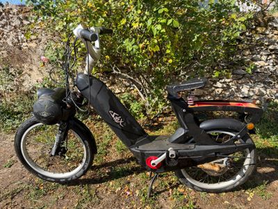 un scooter garé sur le bord de la route