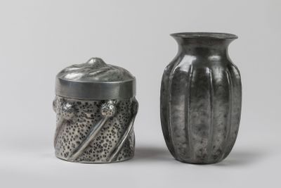 deux vases posés l'un à côté de l'autre sur une table