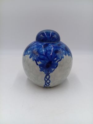 un vase bleu et blanc orné d'un dragon