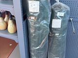 deux sacs contenant des articles de toilette posés sur une étagère dans un magasin