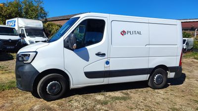 une camionnette blanche garée dans l'herbe