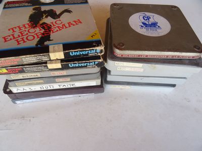 une pile de DVD posée sur une table à côté d'un disque dur
