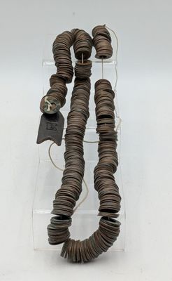 une photo d'un collier fabriqué à partir de pièces de monnaie