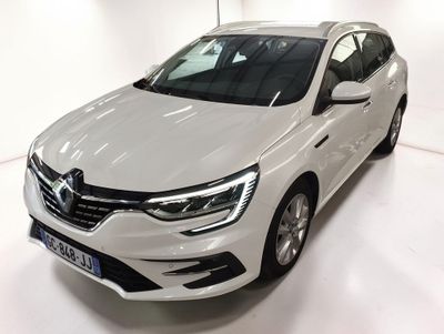 La voiture blanche est garée dans une pièce blanche.