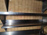 une étagère métallique comportant deux tablettes