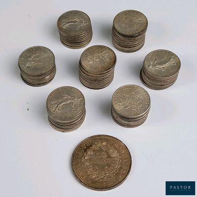 plusieurs pièces empilées les unes sur les autres sur une surface blanche