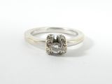 une image d'une bague en diamant sur une surface blanche