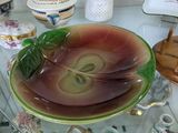 une table en verre sur laquelle est posé un bol contenant de la nourriture