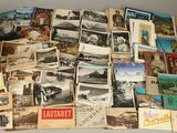 un grand nombre de cartes postales anciennes qui se trouvent sur la table