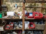 une pièce avec une étagère remplie d'objets divers