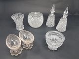 plusieurs morceaux de verre posés sur une table, sur fond noir