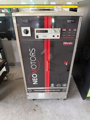 un distributeur automatique posé à même le sol