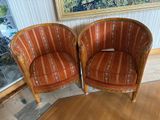 une paire de chaises rayées orange devant un tableau accroché au mur