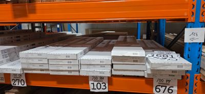 de nombreuses boîtes sur les rayons d'un magasin, accompagnées d'étiquettes de prix