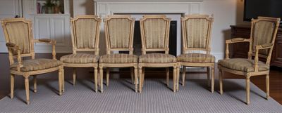 plusieurs chaises et une table dans une pièce avec une cheminée en arrière-plan