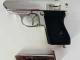 un pistolet et un briquet posés sur une table