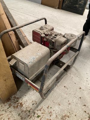 une petite machine posée sur le sol