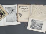 de nombreux livres posés sur la table, avec des photos de personnes à l'intérieur