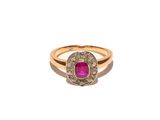 gros plan d'une bague en or avec une pierre en rubis