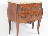 une petite commode en bois avec un plateau en marbre