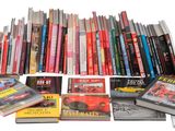 un grand nombre de livres posés sur une table